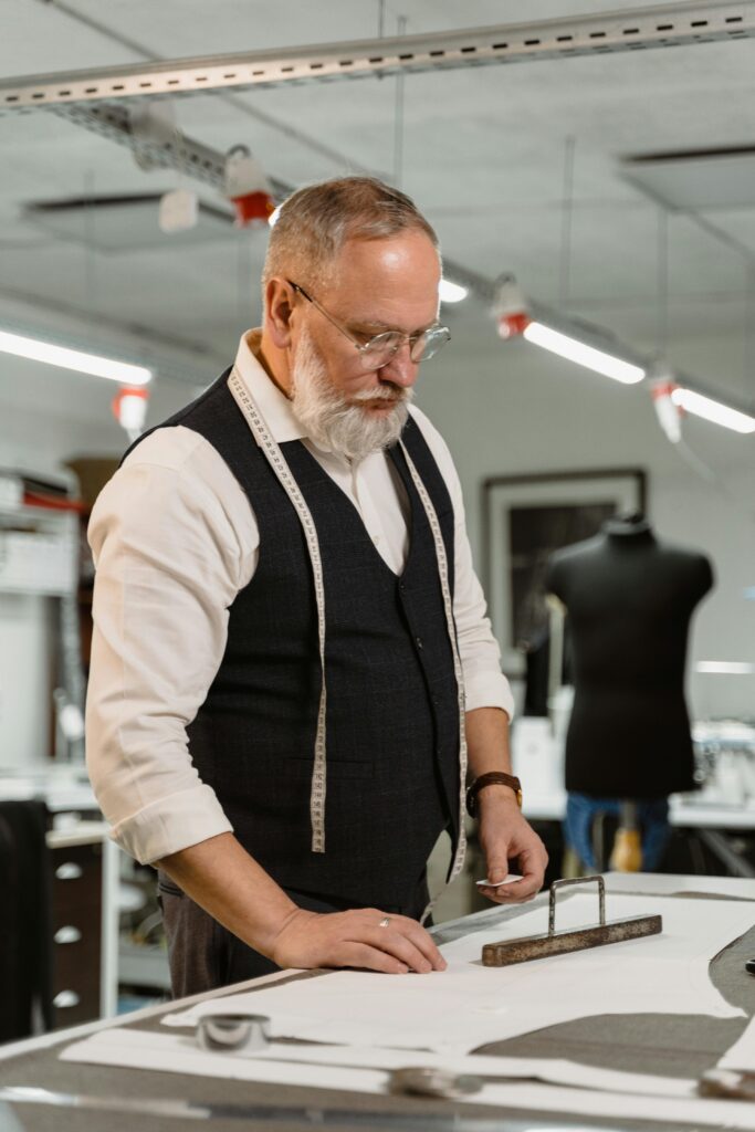 Homme participant à un atelier du couture de la thématique Art DIY