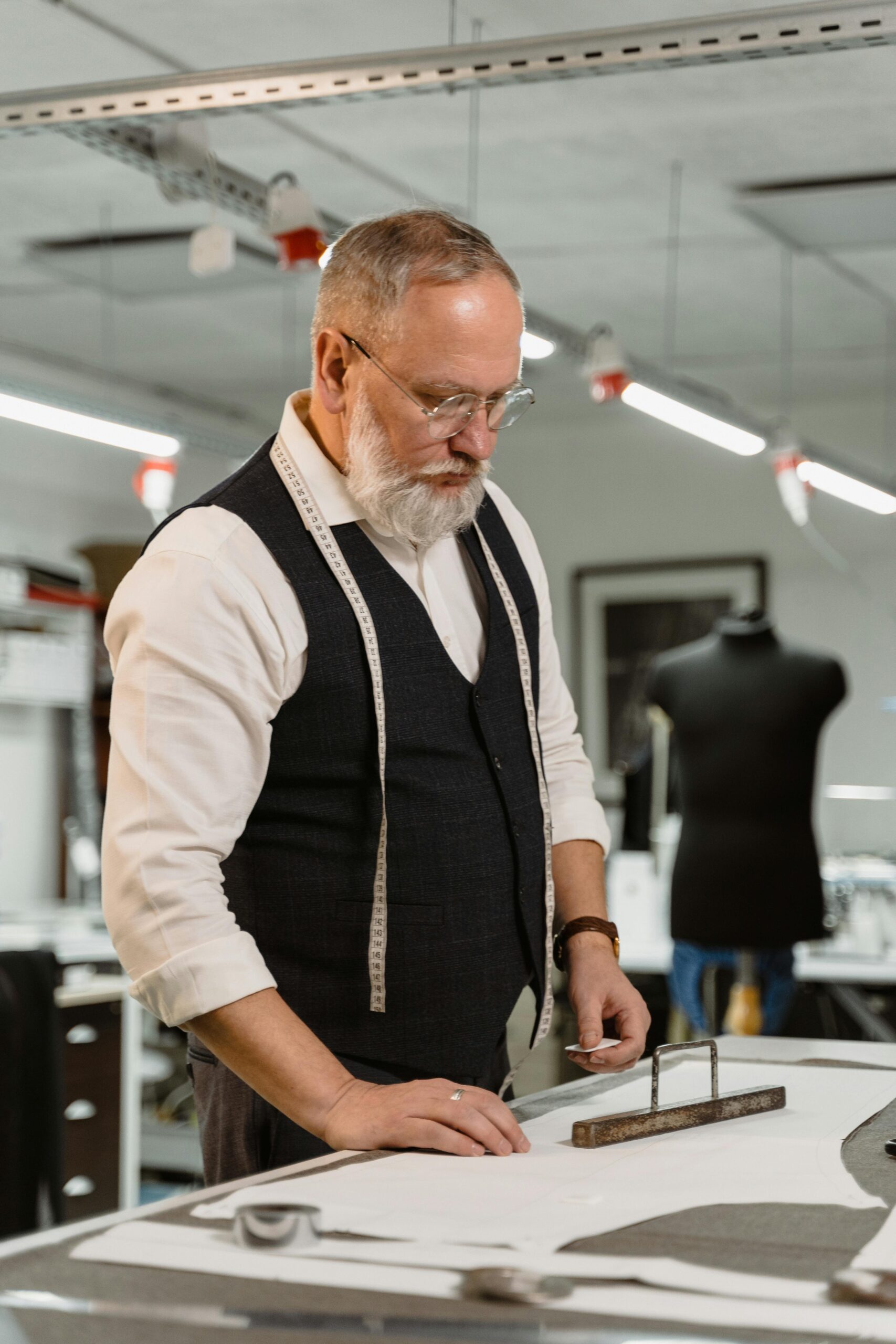 Homme participant à un atelier du couture de la thématique Art DIY